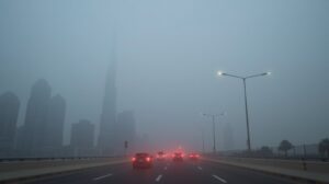 ضباب كثيف يُطلق إنذارًا أحمر في دبي وأبو ظبي – انخفاض الرؤية إلى أقل من 100 متر في 20 نوفمبر 2025